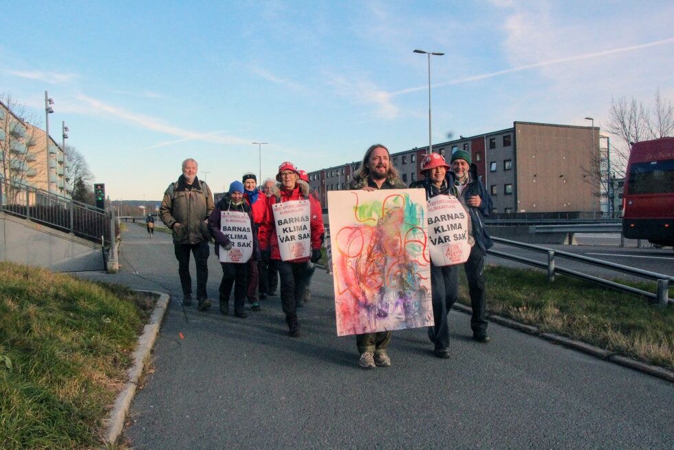KLIMAMARSJ: For Alnaelvas Venner og Naturvernforbundet i Groruddalen begynte klimamarsjen på Veitvet og langs Trondheimsveien. Foto: