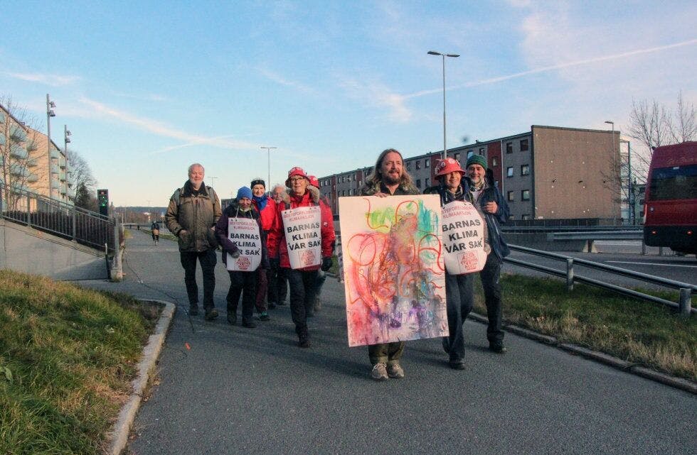 KLIMAMARSJ: For Alnaelvas Venner og Naturvernforbundet i Groruddalen begynte klimamarsjen på Veitvet og langs Trondheimsveien. Foto: