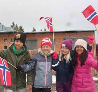 ELSKER 17. MAI: Rayan (8, t.v.), Mari (9), Emma (9) og Purvi (9) gleder seg til å feire Norges bursdag. Foto: