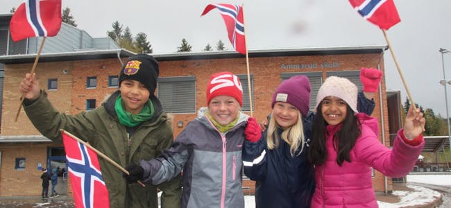 ELSKER 17. MAI: Rayan (8, t.v.), Mari (9), Emma (9) og Purvi (9) gleder seg til å feire Norges bursdag. Foto: