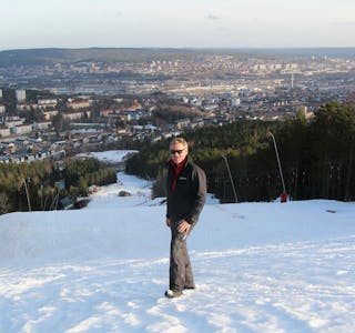 FRA TOPPEN: Oslo skisenter og Peer Bakke har snø i bakkene og holder alle heisene åpne i ferien. Foto: Sindre Veum Apneseth