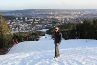 FRA TOPPEN: Oslo skisenter og Peer Bakke har snø i bakkene og holder alle heisene åpne i ferien. Foto: Sindre Veum Apneseth