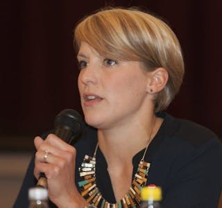 FRA FOLKEMØTE: Kari Elisabeth Kaski (SV) stilte flere ganger på det faste valgmøtet i Grorud samfunnshus.
