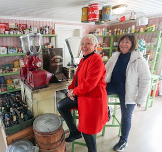 LANDHANDLERBESØKENDE VENNINNER: Inger Johanne Ingebretsen (t.v.) og Mona Sørflaten besøkte Sveiva Landhandleri for første gang, men besøket vakte mange butikkminner fra barndommen. Foto: