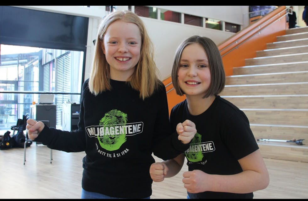 STOLTE AGENTER: Vilde Bull-Njaa Sogn (12) og Embla Sjøvoll Kristoffersen (11) har vært Miljøagenter i flere år og at Veitvet skole er med på Batterijakten, er de veldig fornøyde med. Foto: