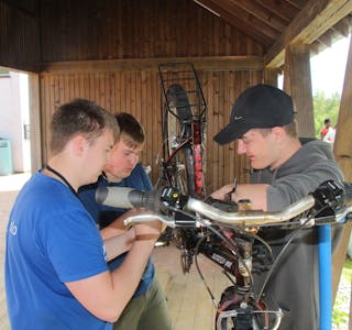 AMMERUD: Bydel Groruds sykkelverksted på Ammerudklubben er et gratis tilbud til befolkningen og betjenes av kompente unge gutter fra nærområdet. Her med Kristoffer Arntzen (f.v), Fredrik Berg Larsen og David Håkonsen. Foto: