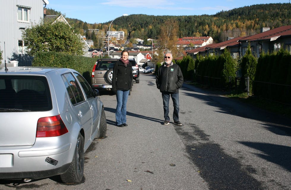 BEKYMREDE: Adelaide Haugen (t.v.) og Svend Nilsen er bekymret for at mange bilister kjører for fort i Selbyggerveien. Nå ber de Bymiljøetaten ta grep. Foto: