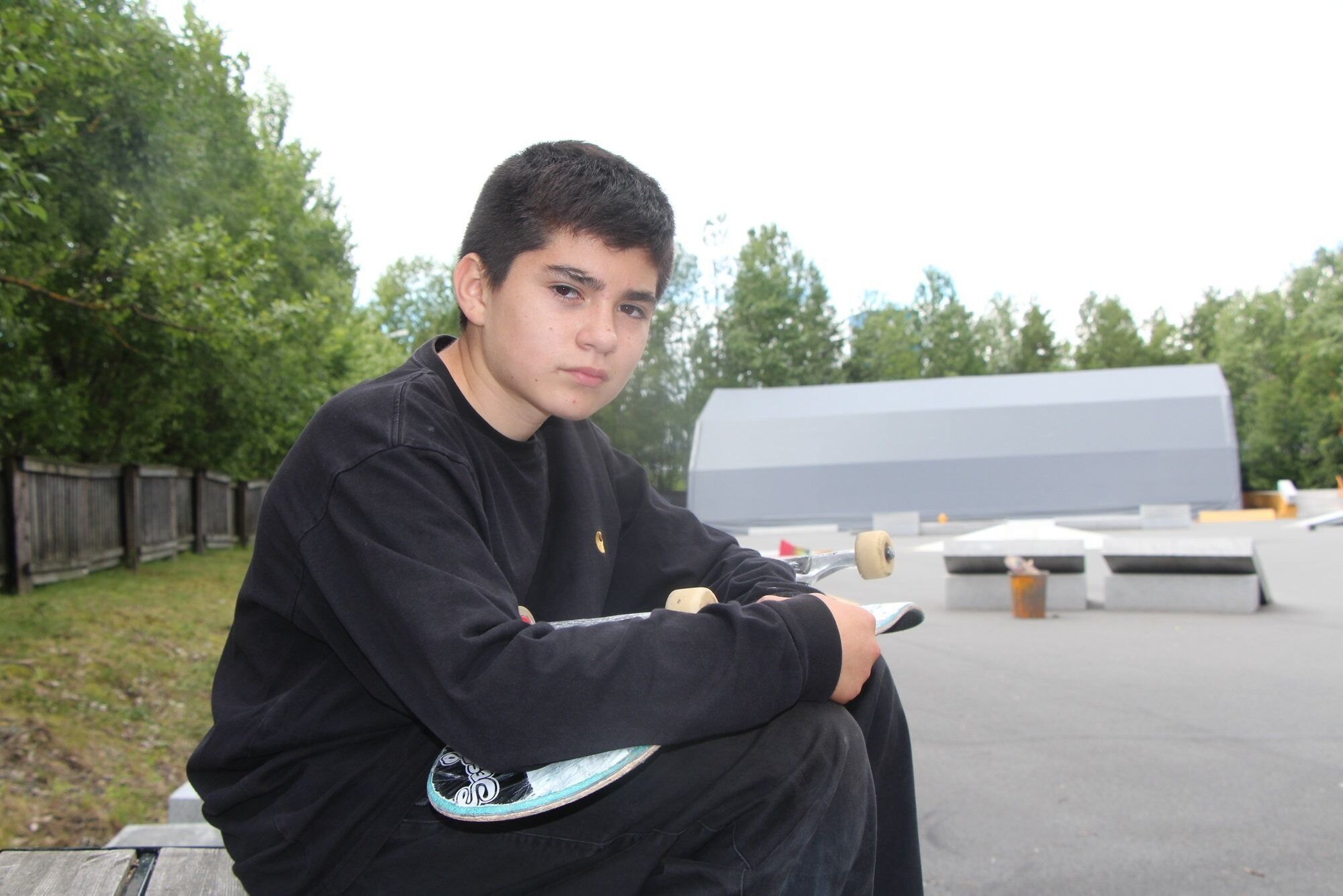 FERIEPLANEN KLAR: Massimo Pino Mondaca (Ammerud) bruker dagene i skateparken på Haugenstua. Her har han brukt store deler av ferien, og når familien skal på tur til Tromsø pakker 13-åringen med seg skateboardet også. Foto: