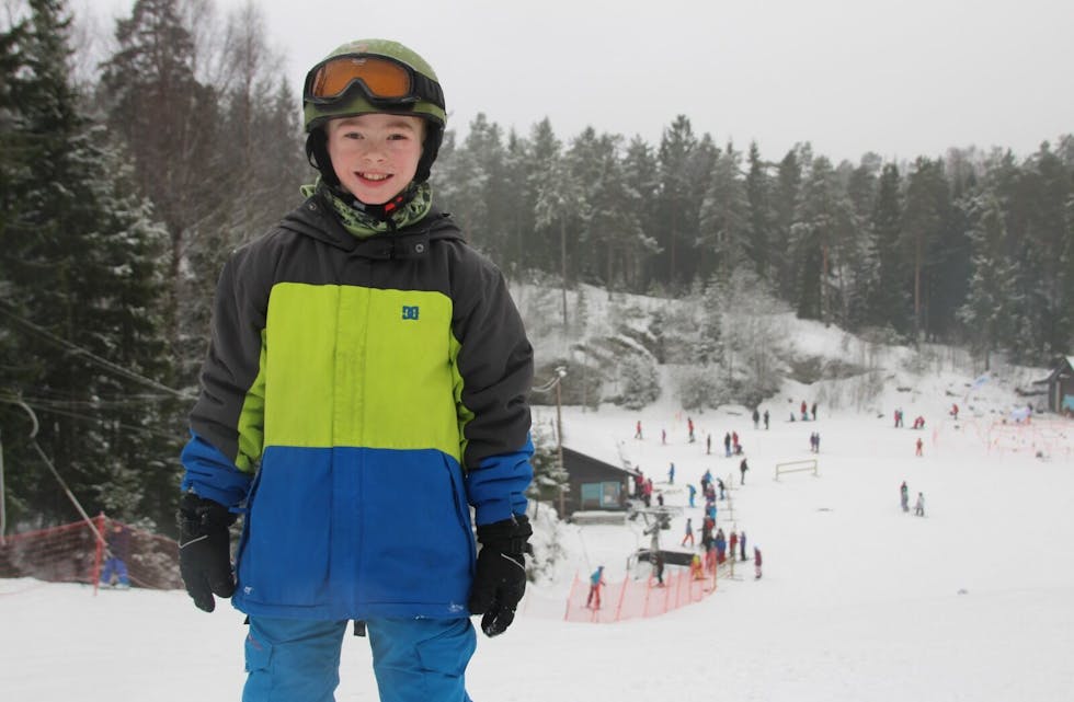 FORNØYD: Sander stortrives i Liabakken hvor han og kameratene står på snowboard og slalåm.  Foto: