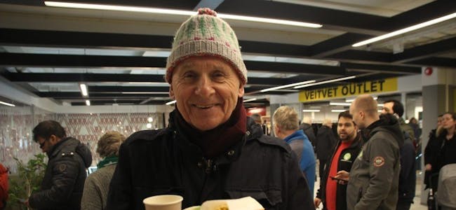 FØRSTE KAKEBIT: Trond Hummelvold feiret sin 78-årsbursdag på Veitvet senter i går, men at mer feiring sto for tur skal man ikke se bort fra. Foto:
