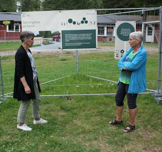 MISLIKER BYGGEPLANENE: Karin Brekke (t.v.) og Karin Thoresen mener at det er feil prioritering å bygge samlingshus på tomta. De ønsker heller at tomta blir tilrettelagt for uteaktivitet. Foto: Caroline Hammer