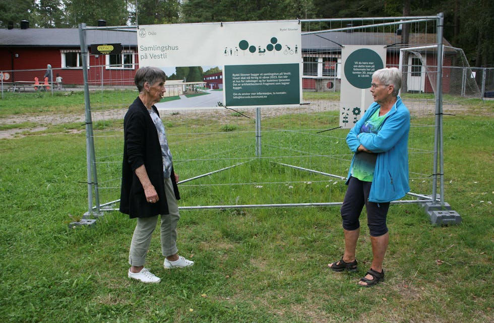 MISLIKER BYGGEPLANENE: Karin Brekke (t.v.) og Karin Thoresen mener at det er feil prioritering å bygge samlingshus på tomta. De ønsker heller at tomta blir tilrettelagt for uteaktivitet. Foto: Caroline Hammer