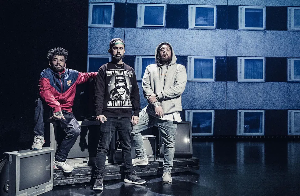 BLOKK TIL BLOKK: Felipe Orellana (t.v.), «Don Martin» og Jonathan Castro. (Foto: Dag Jenssen/Det Norske Teatret) Foto: