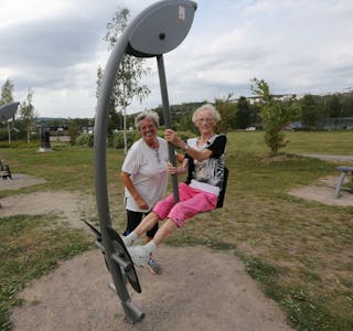 KROPP OG SJEL: Venninnene Anne Brit og Sylvi påpeker at trening er godt for både fysisk og mental helse. De går aldri tur rundt Rommensletta uten å trene i treningsapparatene i skulpturparken. Foto: Rolf E. Wulff