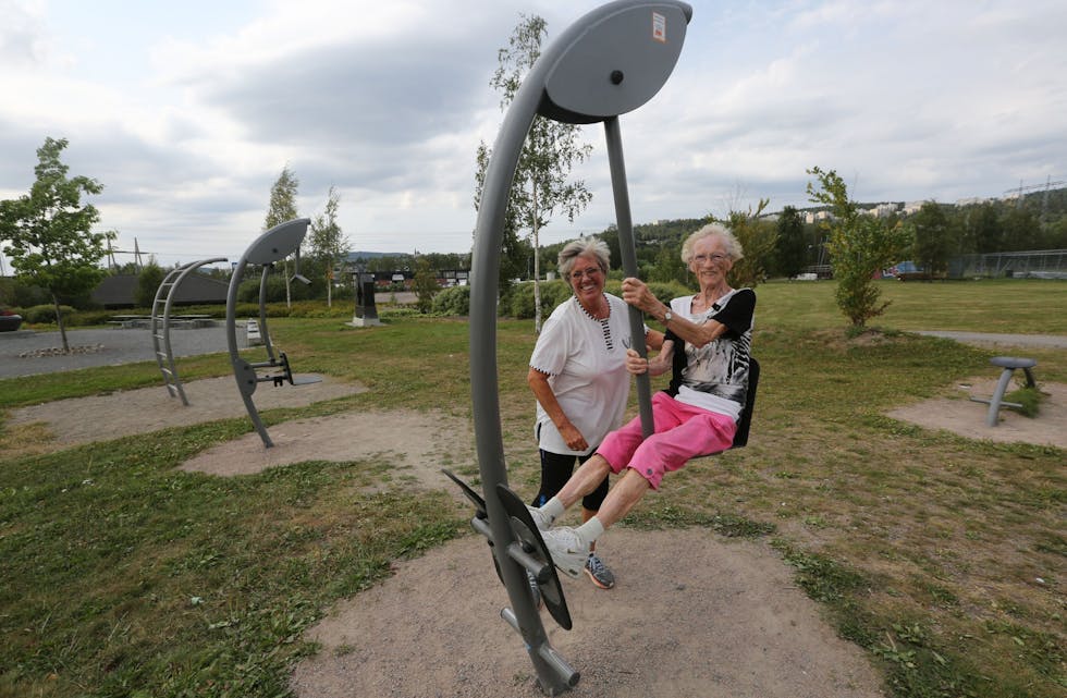 KROPP OG SJEL: Venninnene Anne Brit og Sylvi påpeker at trening er godt for både fysisk og mental helse. De går aldri tur rundt Rommensletta uten å trene i treningsapparatene i skulpturparken. Foto: Rolf E. Wulff