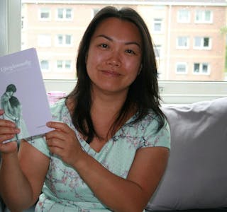 GÅR TIL ET GODT FORMÅL: Quyen Thuy Thi Nguyen har gitt ut diktsamlingen «Uforglemmelig». Alle inntektene har hun bestemt seg for å gi til veldedighet. Foto: Caroline Hammer