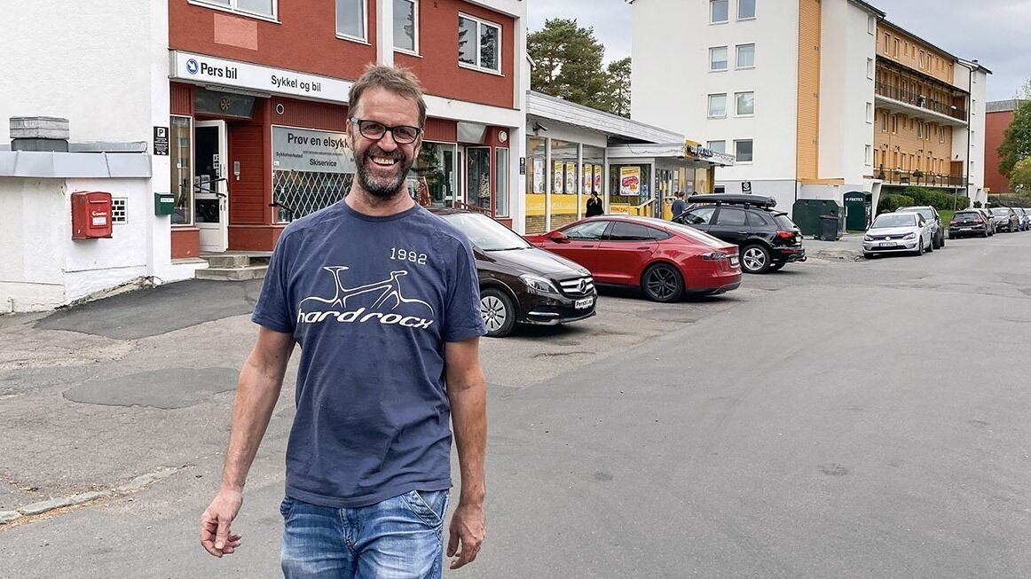Hei, jeg heter Per, og driver <em class="nf-o-text--italic">Pers bil & sport</em> i Oppsalstubben 3. I det lille røde bygget i boligfeltet på Oppsal har jeg utsalg av elsykler fra Hardrocx og selger også utstyr som du trenger i det daglige. Vi har et godt utvalg av sykler på lager, og du er velkommen til å stikke innom eller sjekke nettsiden for å finne din ønskesykkel. <br/>