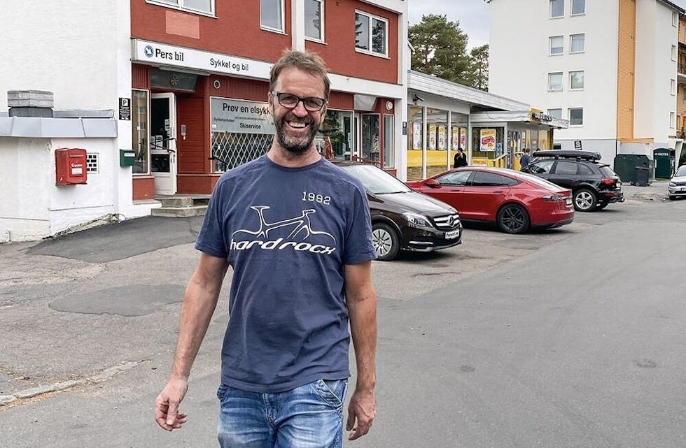 Hei, jeg heter Per, og driver <em class="nf-o-text--italic">Pers bil & sport</em> i Oppsalstubben 3. I det lille røde bygget i boligfeltet på Oppsal har jeg utsalg av elsykler fra Hardrocx og selger også utstyr som du trenger i det daglige. Vi har et godt utvalg av sykler på lager, og du er velkommen til å stikke innom eller sjekke nettsiden for å finne din ønskesykkel. <br/>