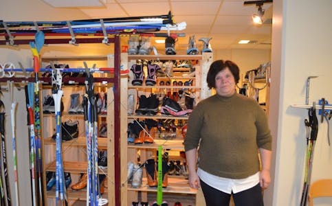 LÅNER UT: Anne Gisleberg hos Utlånssentralen på Romsås låner ut utstyret man trenger til vinteraktiviteter. Foto: