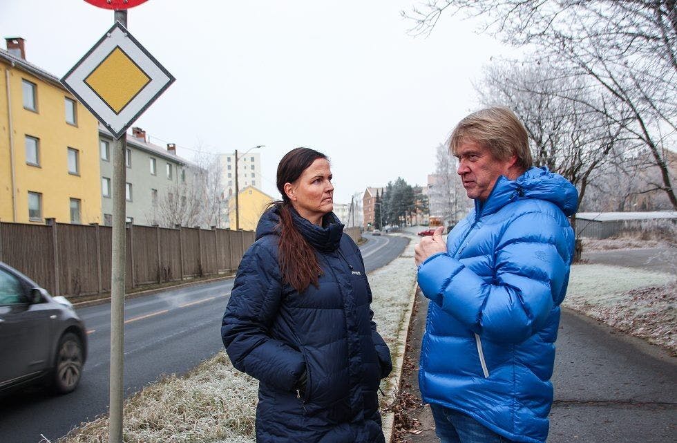 SKREMMENDE SITUASJONER: Liza Kjølberg forteller at hun ser farlige og skumle situasjoner i Nedre Kalbakkvei nesten hver eneste dag. Sammen med Pål Nordheim krever hun nå at det tas tak. Foto: