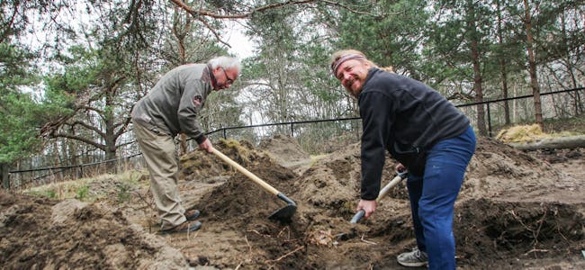 EGEN SKOLEHAGE: Skolehagen bak Grorud skole gjøres nå klar. Ben Borgen (t.v.) og Helge Braathen er godt i gang med å legge jord før det kan plantes. Foto: