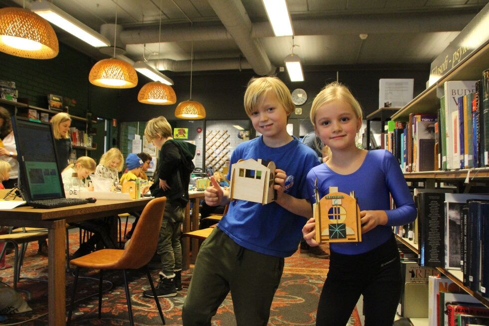 SKAPERGLEDE: Theodor (7, t.v.) og Eva (7) har lagd bokser. Theodor sitt blir et spøkelseshus der ingen kan se inn, og Eva har laget en boks hvor hun kan ha litt forskjellige ting. Foto: