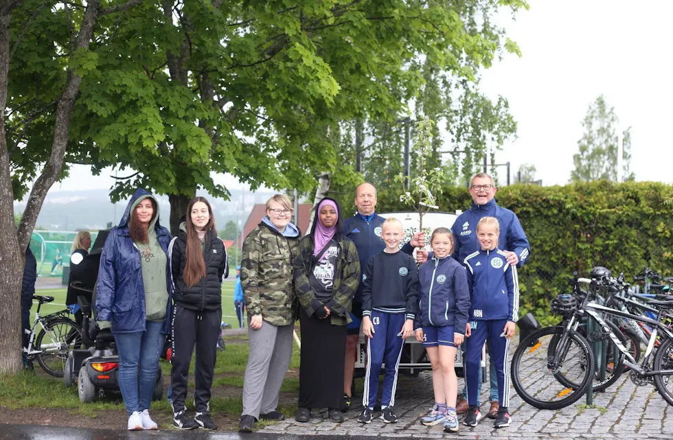 NÆRMILJØET STÅR SAMMEN: I regi av Líf Laga tok Stovner-ungdommen turen til Høybråten for å plante epletrær. Ikke minst hadde de fylt opp pengesekken for å støtte HSILs arbeid med nytt klubbhus. (Foto: Thomas Aleksander Hagen - Stovner Media.)
Foto: Thomas Aleksander Hagen - Stovner Media