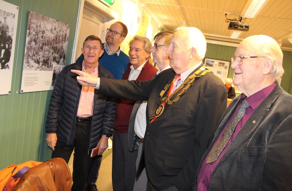HISTORISK: President Leif Sommer viser medlemmene i Grorud Rotary - samt en besøkende fra Oslo Nord – gamle bilder fra den gang steinhoggerne dominerte Grorud.  Foto: