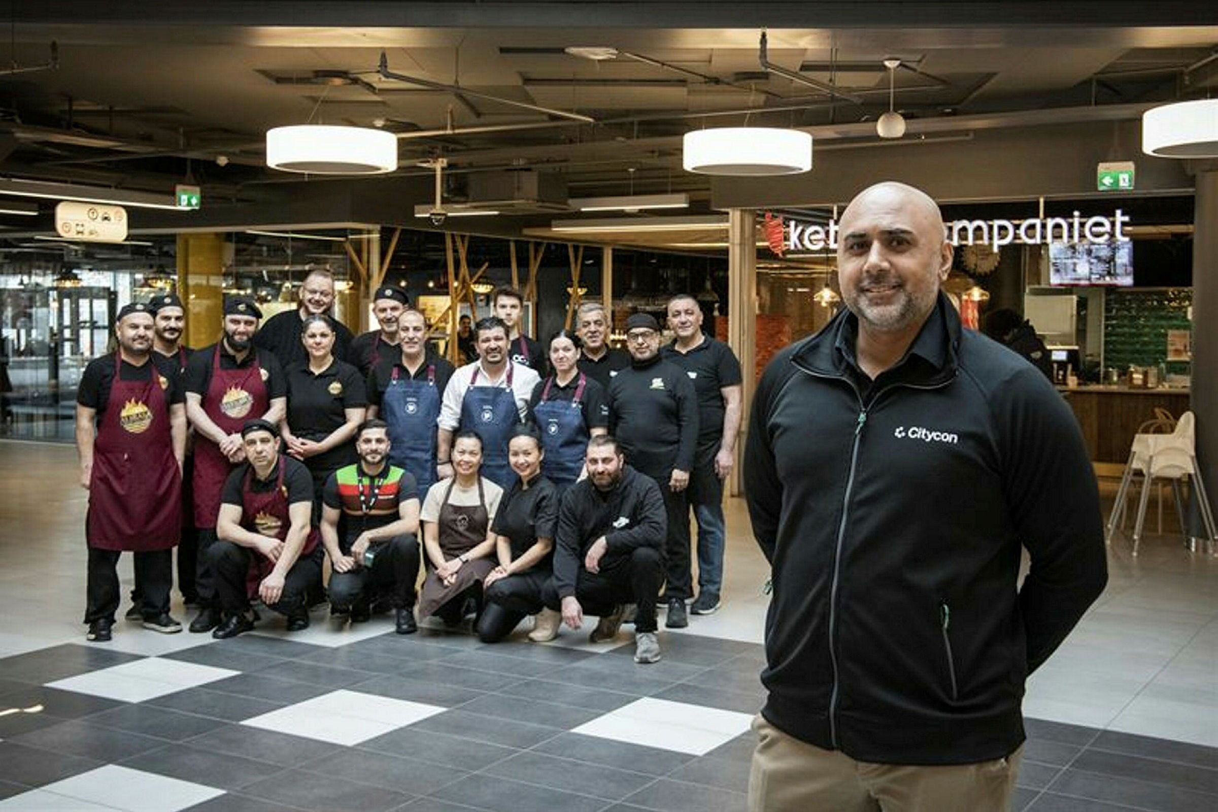 SATSER PÅ MAT: Senterleder Irfan Akram (foran) står her sammen med representanter fra noen av matkonseptene som er på vei til Stovner senter. Foto: Katrine Lunke