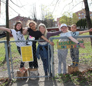 FASTE I HAGEN: Edith (8), Alida (8), Vilje Regine (8), Julie (8) og Marley (4) bruker skolehagen mye. De klatrer i trær og bygger hytter, men gjengen hjelper også gjerne til ved behov. Foto: Martine Myhre