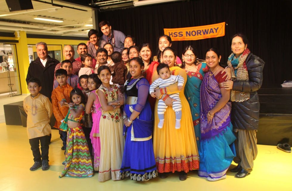 INDISK FESTIVAL: HSS Norway inviterte til indisk dans på Veitvet senter i helgen, for å samle inn penger til veldedighet. Foto: