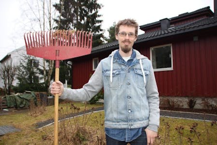 EGET FIRMA: Audun Nilsen Raaer har en del jobber på Høybråten, men fikser hagen til folk rundt i hele Oslo. Her står han i hagen til foreldrene sine i Linjeveien på Høybråten. Foto: