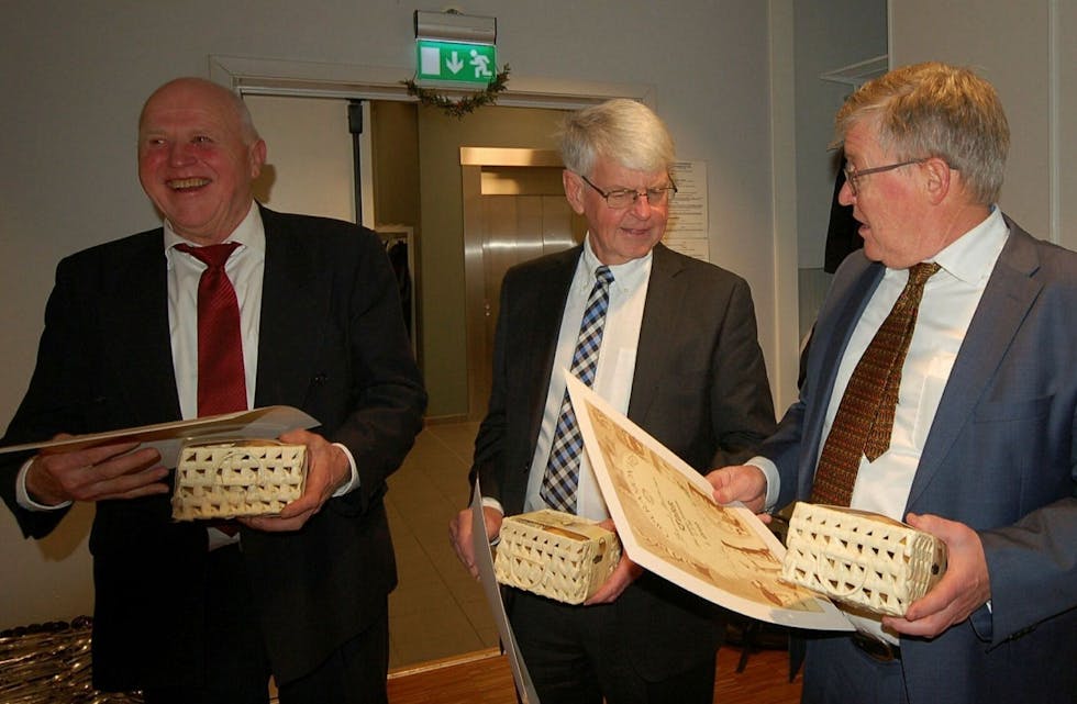 HEDER OG ÆRE: Jens Mjaugedal (f.v.), Lars Lie og Bernt Mathisen mottok krus og diplom for sin innsats for Operasjon Ved. Foto: Rolf Kristiansen