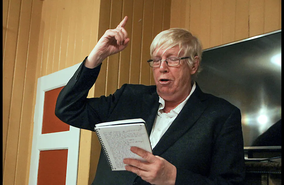 TID FOR DIKT: Ingen riktig avslutning uten diktlesing ved Torstein Winger. Foto: