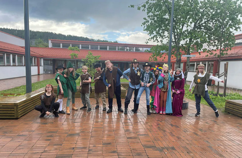 PREMIEREKLARE: Gjengen i Ammerud barneteater er klare til å forlate Oslo og sette kurs mot Sherwoodskogen, der Robin Hood skal stjele fra de rike og gi til de fattige. Foto: Caroline Hammer