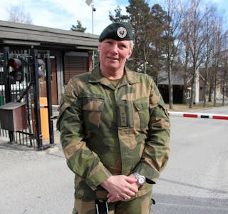 STILLE: Oberst Sigrid Engebretsen-Skaret ved porten til Linderud leir. Foto: