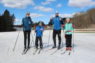 FAMILIEN PÅ TUR: Grefsen-familien Laila Arnesen, Andreas Ståleson Landstad, Jakob Landstad (7) og Sofie Landstad (9) hadde sin siste skutur for sesongen mandag i Lillomarka Arena. Der er det fremdeles muligheter til å gå på ski. Foto: Sindre Veum Apneseth
