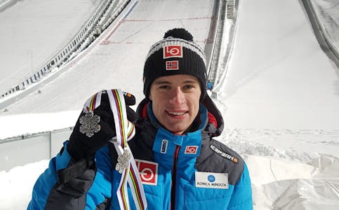 TO SØLVMEDALJER: Ellingsrud-gutten Fredrik Villumstad poserer med sine to sølvmedaljer fra junior-VM i finske Lahti i helgen. Foto: