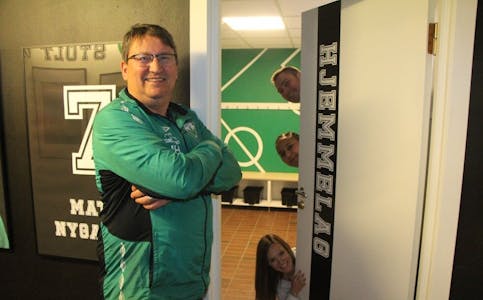 STOLT: Ivan Heggelund poserer stolt foran de nye garderobene. I bakgrunnen lurer bydelsutvalgsleder i Bydel Alna Mari Morken, IKEAs Shari Brown og Marius Skrede. Foto: