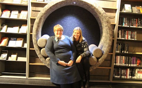 LESEFRØ: Venstre-leder Trine Skei Grande og gruppeleder i Oslo, Guri Melby tok turen til Furuset bibliotek og aktivitetshus. De ble imponert over arbeidet med den nye møteplassen som fyller ett år i mars.  Foto:
