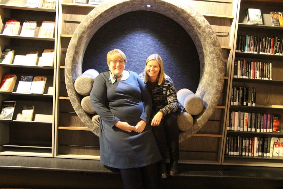 LESEFRØ: Venstre-leder Trine Skei Grande og gruppeleder i Oslo, Guri Melby tok turen til Furuset bibliotek og aktivitetshus. De ble imponert over arbeidet med den nye møteplassen som fyller ett år i mars.  Foto: