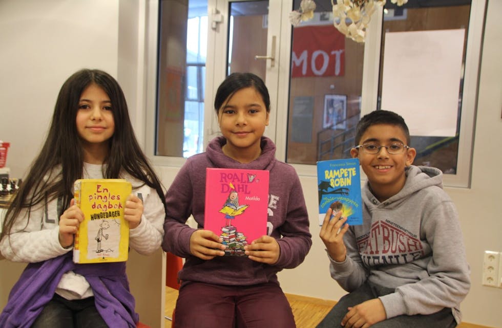 MORO MED BOKUKE: Bahar Rasavey (10), Laven Soufi (10) og Rehan Akhtar (9) synes det er gøy å lese og ha en litt annerledes uke. Foto: