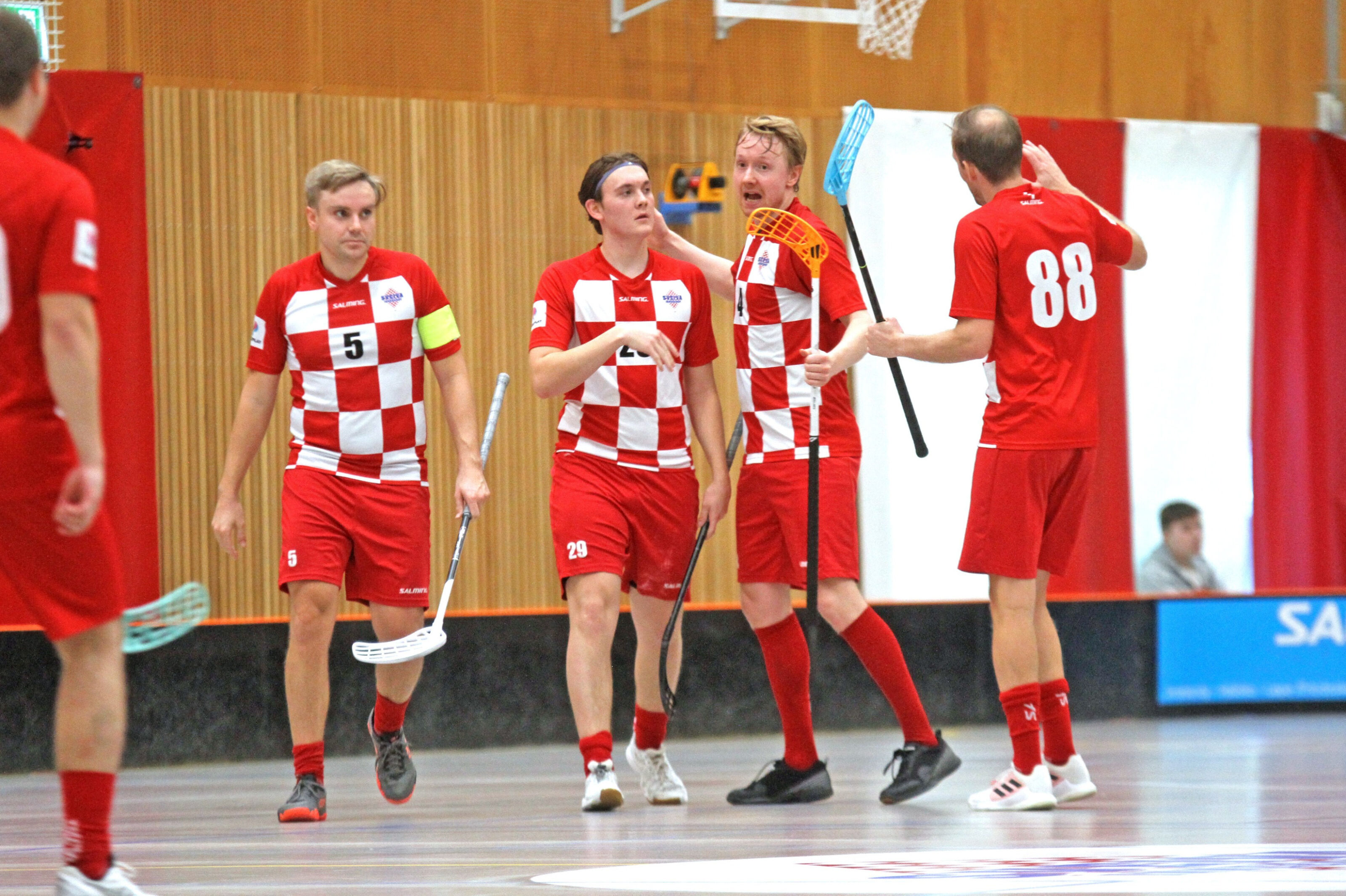 TO AV TRE: Sveivas innebandyherrer sikret to av tre poeng hjemme mot Slevik på lørdag. Her feirer kaptein Christoffer Øistad med firemålsscorer Jesper Pedersen, spillende trener Sindre Romslo Bjerknes og Eivind Skorven Bjørnseth. Foto: