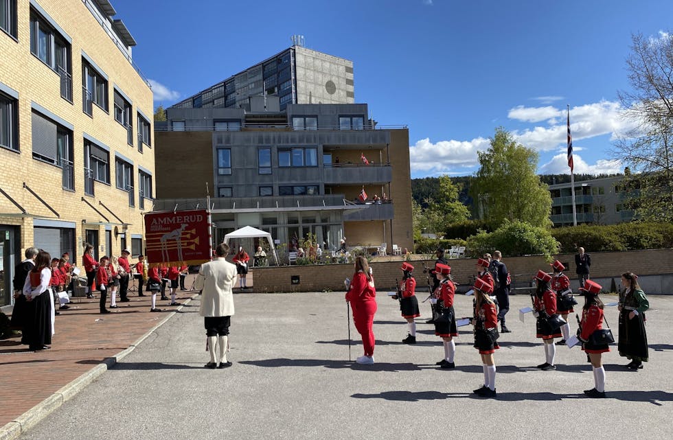 Ammerud skoles musikkorps spilte for de eldre på Ammerudlunden sykehjem. Foto: