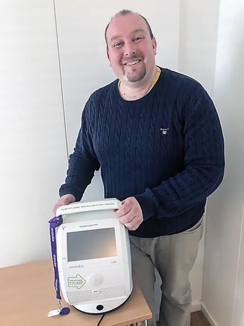 TILPASSES BRUKEREN: – Medisindispenseren kan tilpasses brukerens behov, forteller Steffen Schei. Foto: