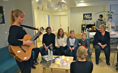 MUSIKKTERAPI: Statsminister Erna Solberg fikk være med på musikkterapi på Ahus.  Foto:
