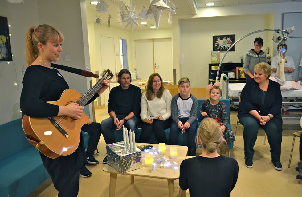 MUSIKKTERAPI: Statsminister Erna Solberg fikk være med på musikkterapi på Ahus.  Foto: