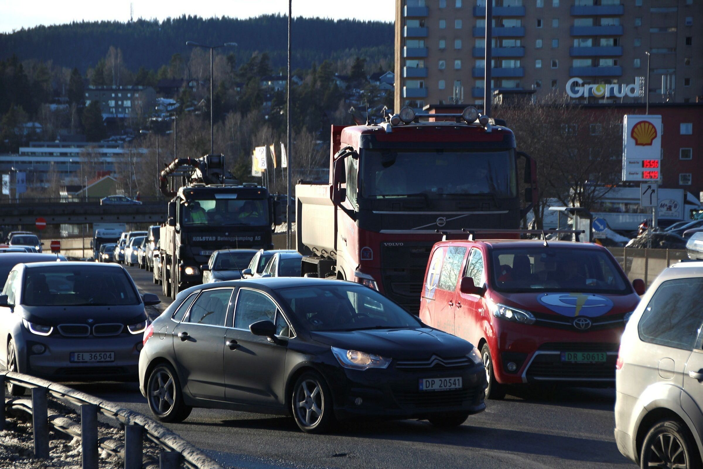 FLASKEHALS: Det er godt med trafikk på Trondheimsveien. Samtidig bor det tusenvis av mennesker tett på støyen og forurensningen fra Sinsenkrysset til Grorud. Foto: