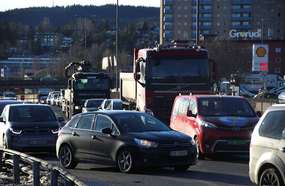 FLASKEHALS: Det er godt med trafikk på Trondheimsveien. Samtidig bor det tusenvis av mennesker tett på støyen og forurensningen fra Sinsenkrysset til Grorud. Foto: