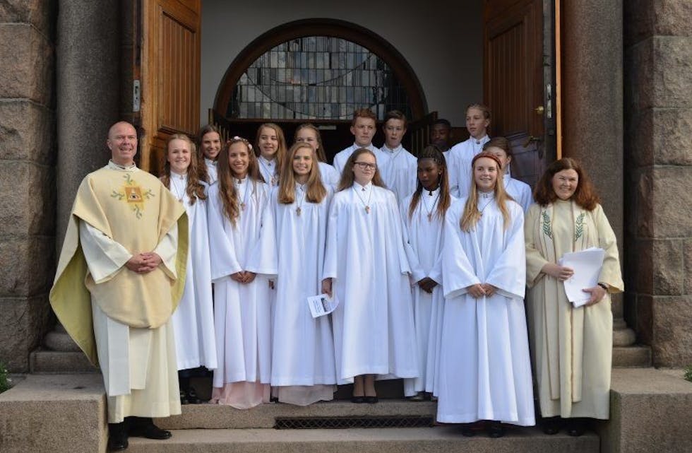 GRORUD KIRKE: Ungdommene som konfirmerte seg i Grorud Kirke, sammen med prest Kristian Steiro og menighetsprest Hanne Kleveland. Foto: